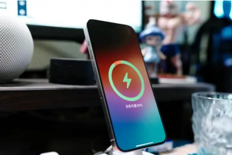 沈阳苹果15换屏服务分享用什么充电器给iPhone15充电更好 